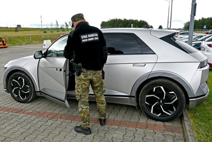 На кордоні з Львівщиною виявили електрокар Hyundai, який минулого місяця викрали в Німеччині – 01