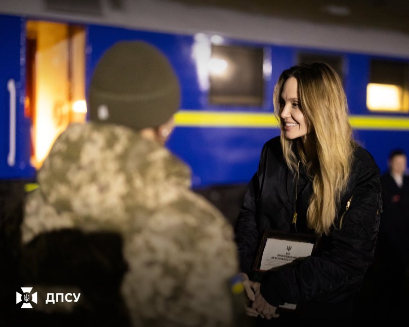 Анджеліна Джолі поїхала з України, перетнувши кордон залізницею – 02