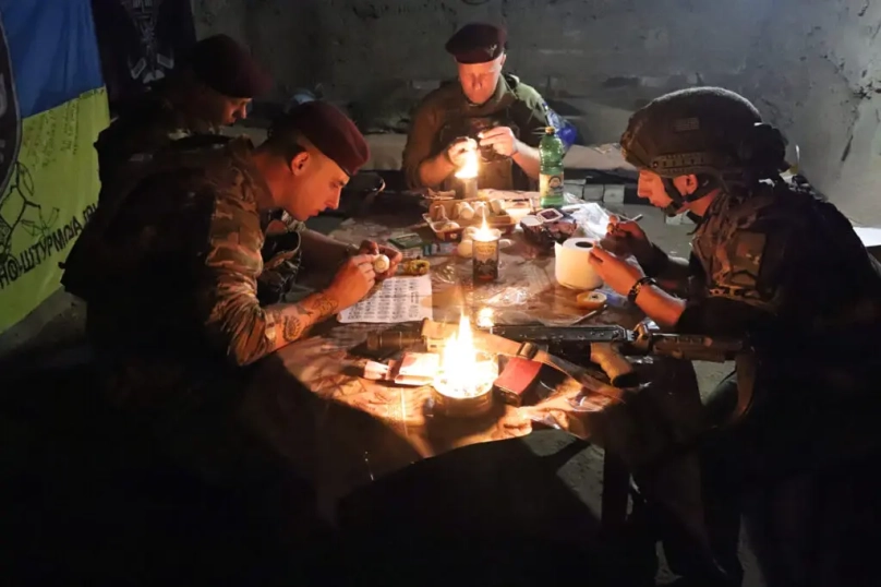 Військові 80 окремої десантно-штурмової Галицької бригади розписують писанки