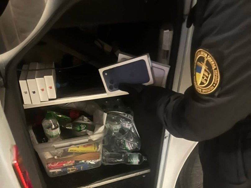 У рейсовому автобусі на кордоні з Львівщиною знайшли приховану техніку Apple на 2,4 млн грн – 02