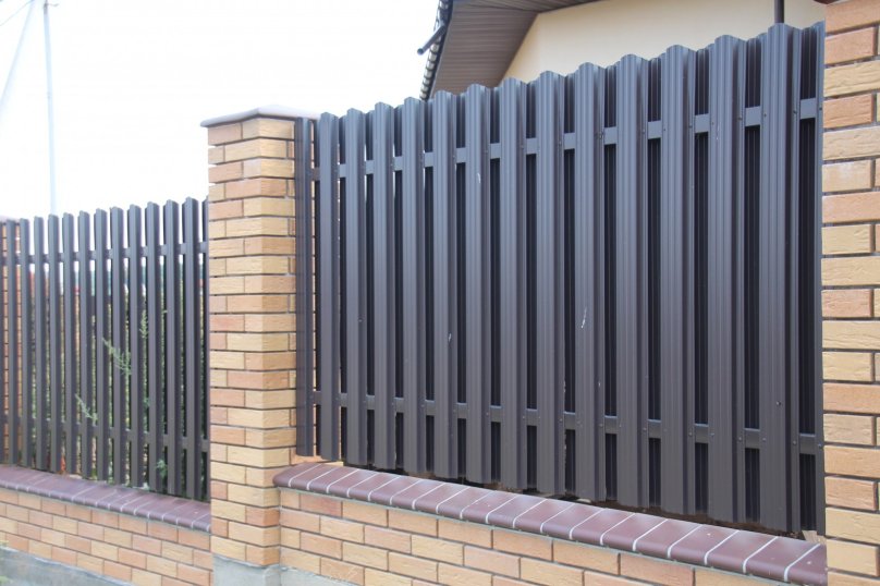 Популярні паркани для заміських будинків: від деревини до металу – 02