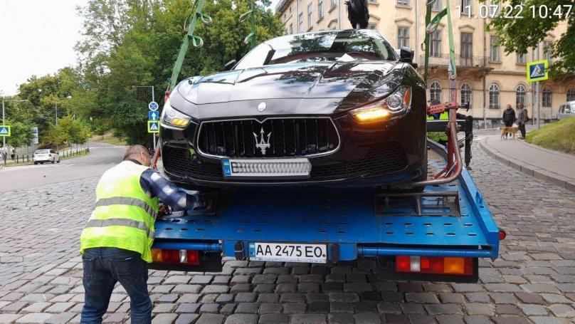 Евакуатор забирає Maserati за порушення правил паркування. Фото: управління безпеки Львівської міської ради