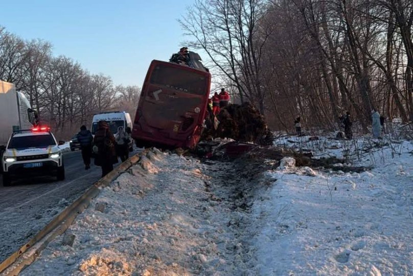 Автобус вилетів з дороги біля Любінців на Стрийщині: 7 людей у лікарні – 04