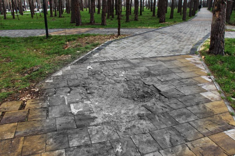 Місце падіння снаряду у парку Фото: Вікторія Кульженко
