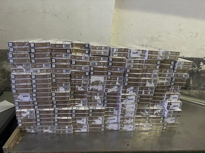 У «Шегинях» викрили мікроавтобус із “подвійним дахом”, набитим цигарками на 200 тисяч гривень – 01