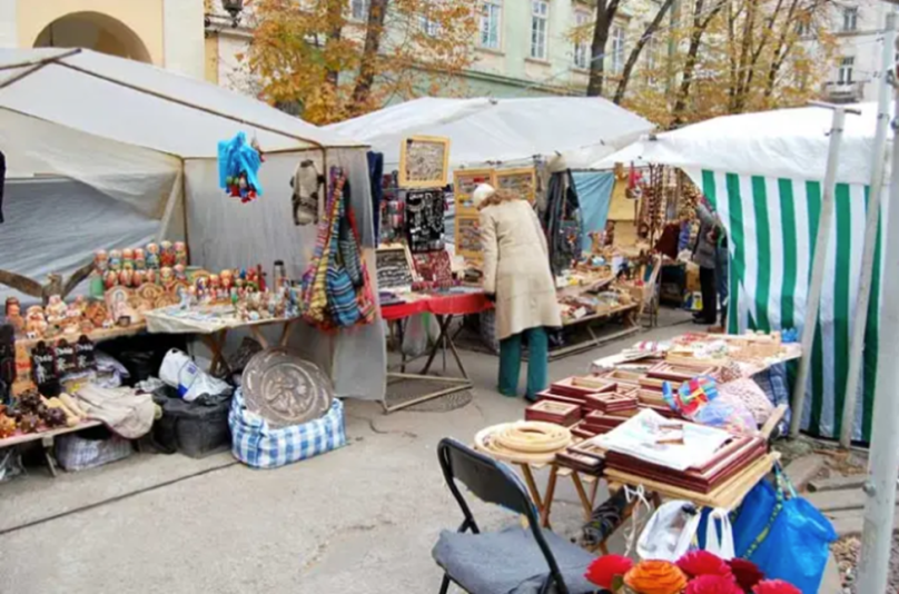 Львівські блошині ринки: де знайти унікальні речі та антикваріат – 01