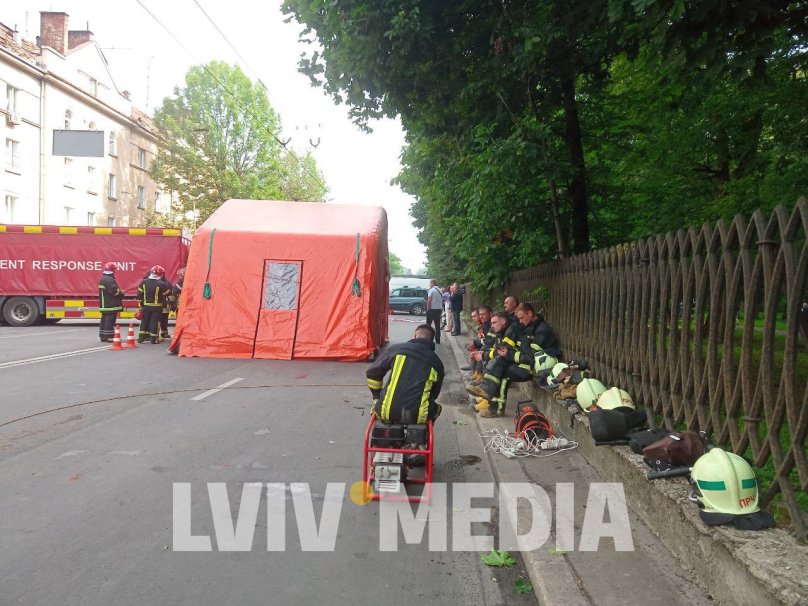 Звук битого скла, розгубленість та небайдужість: репортаж із місця ракетного удару у Львові – 10