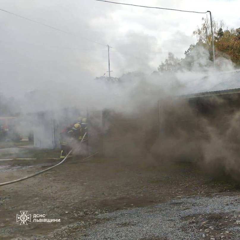 Через пожежу в гаражному кооперативі у Золочеві ледь не згоріло сім сусідніх боксів – 01