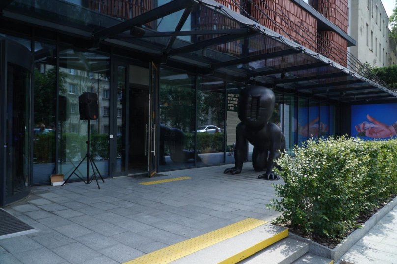 Скульптура «BABIES» біля Zenyk Art Gallery у Львові 