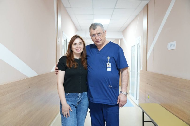 Хірург Олег Ковтуняк разом із пацієнткою Ганною Зозулею