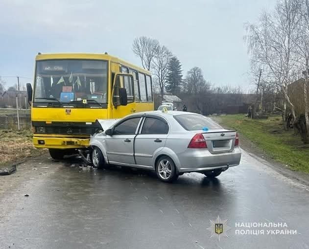У Новому Селі внаслідок лобового зіткнення маршрутки і легковика четверо постраждалих – 02
