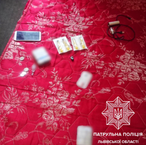У одному із хостелів Львова патрульні затримали чоловіка із психотропними речовинами – 01