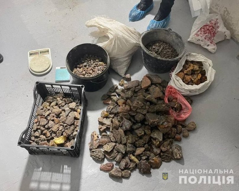 На Рівненщині в незаконних копачів бурштину вилучили каміння на майже 4,5 млн грн – 01
