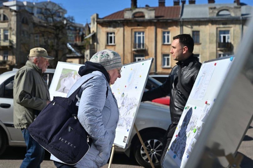 У Львові обговорили майбутнє площі князя Святослава: відбулася виїзна зустріч з мешканцями – 01