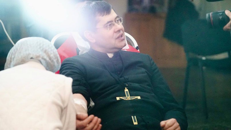 Отець Павло Вишковський здає кров для військових, фото «Кредо»