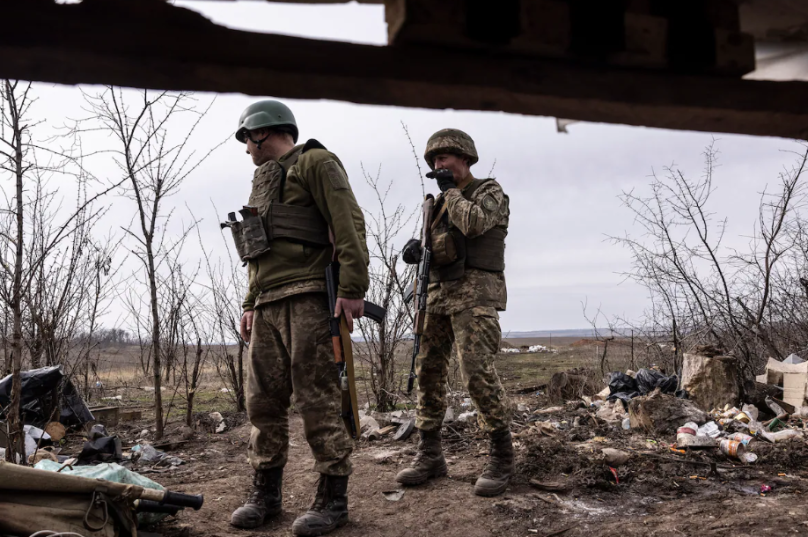 Українські бійці 24-ї окремої механізованої бригади чекають біля входу в окоп. Фото: Хайді Левін для The Washington Post