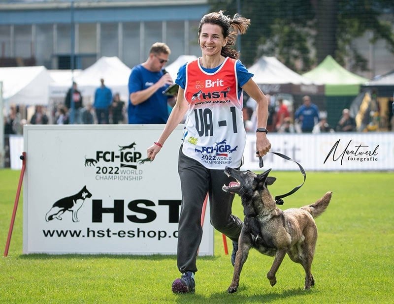 Вікторія Безус зі своєю службовою собакою Блікою на Чемпіонаті світу, який проходив у Чехії. Фото: МВС