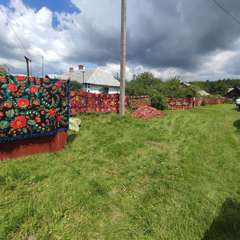 У селі на Львівщині зберегли колекцію вишитих вручну килимів. Фото: «Суспільне»