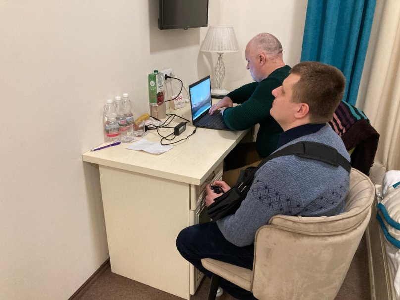 Незрячий ветеран Олег Автомєєнко вчиться користуватися комп’ютером без зору