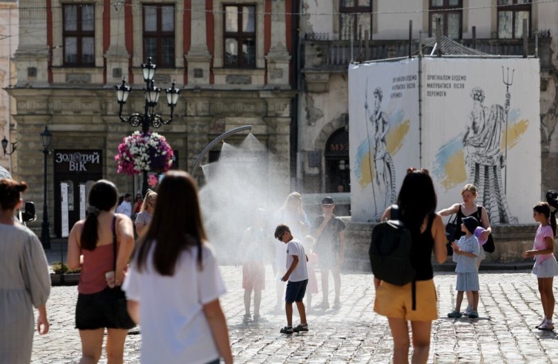 Львів’яни рятуються від спеки під водяними арками на площі Ринок – 03