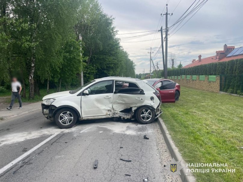 Через зіткнення Tesla і Ssang Yong на Львівщині госпіталізували трьох людей – 01