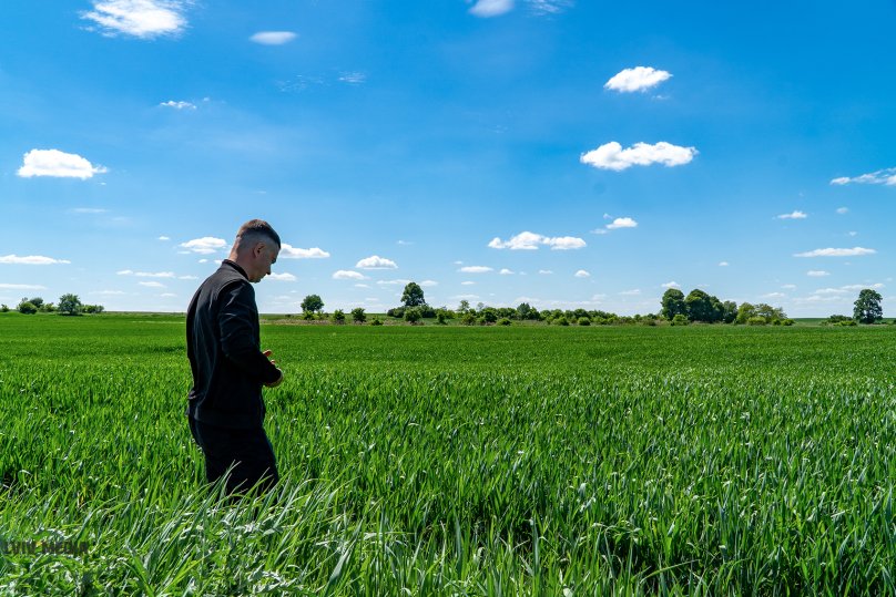 Андрій Шуховський оглядає своє поле