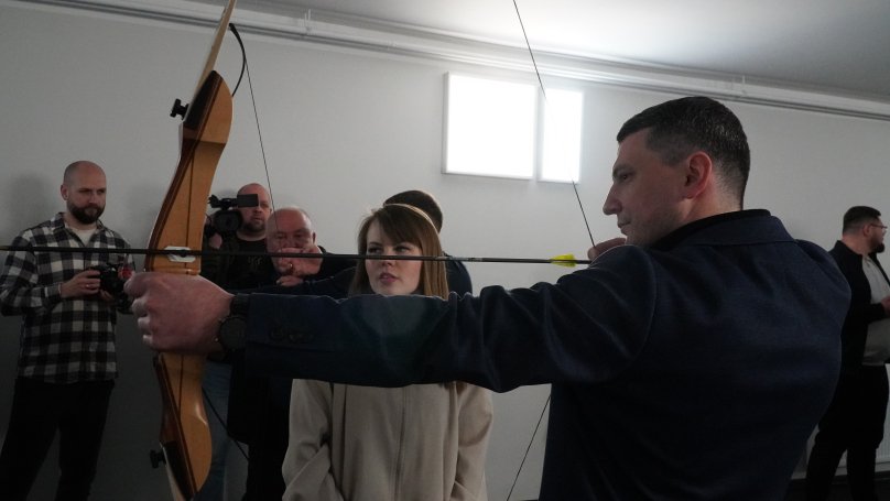 Андрій Годик стріляє з лука