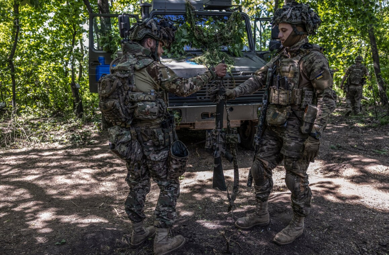 Українські військові «Бренді» та «Токер» 47-ї окремої механізованої бригади. Фото: Хайді Левін, The Washington Post