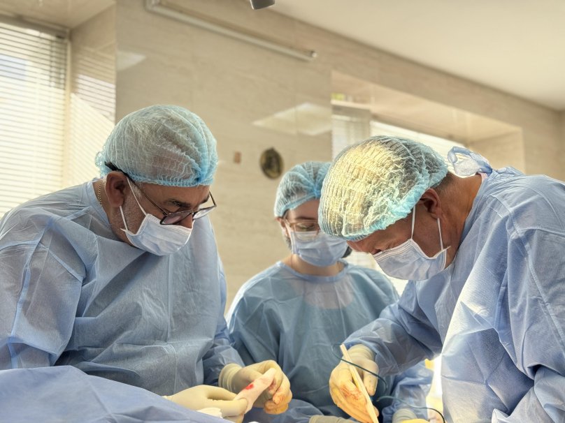 Львівські лікарі пересадили свинячу шкіру 19-річному хлопцю з важкими опіками – 01