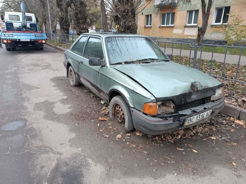 Покинуте авто, яке забрали з вул. Патона, 28а