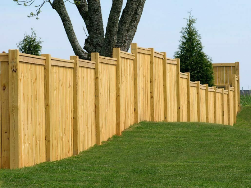 Популярні паркани для заміських будинків: від деревини до металу – 01