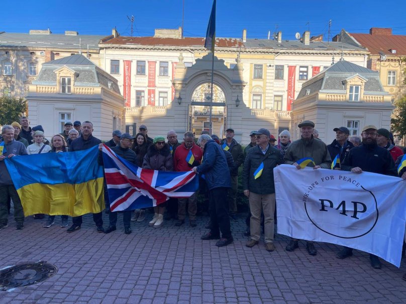 Іноземні волонтери передали на Львівщині допомогу дітям і 36 авто для ЗСУ – 01