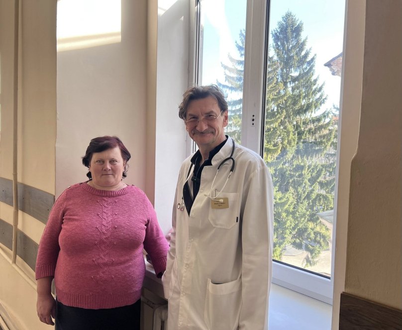 На фото пацієнтка із лікарем