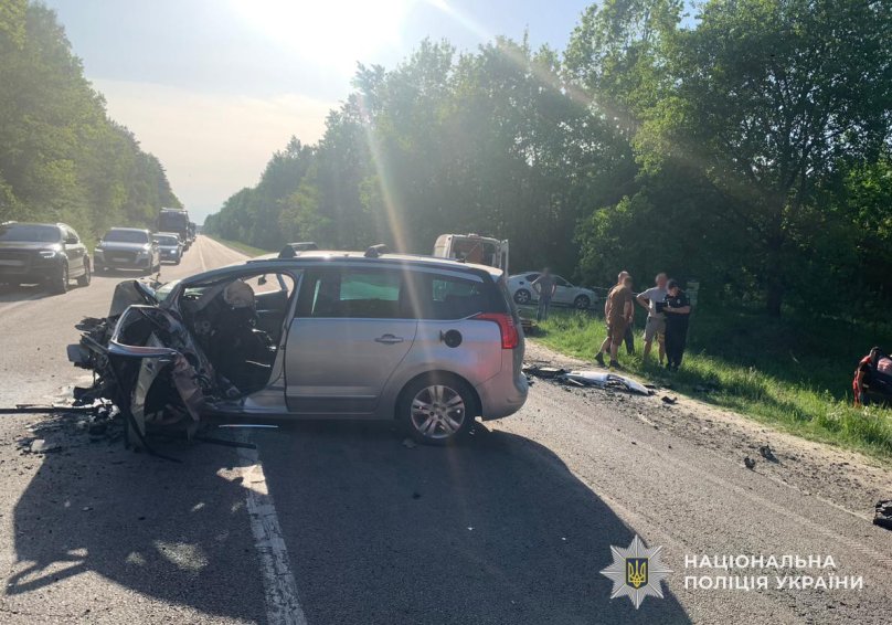На Золочівщині водій Chery Tiggo виїхав на зустрічну смугу та протаранив Peugeot: загинуло троє людей – 01