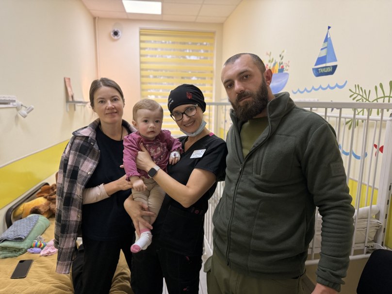 У Львові американські хірурги успішно прооперували 10-місячну дівчинку з розщілиною піднебіння – 01