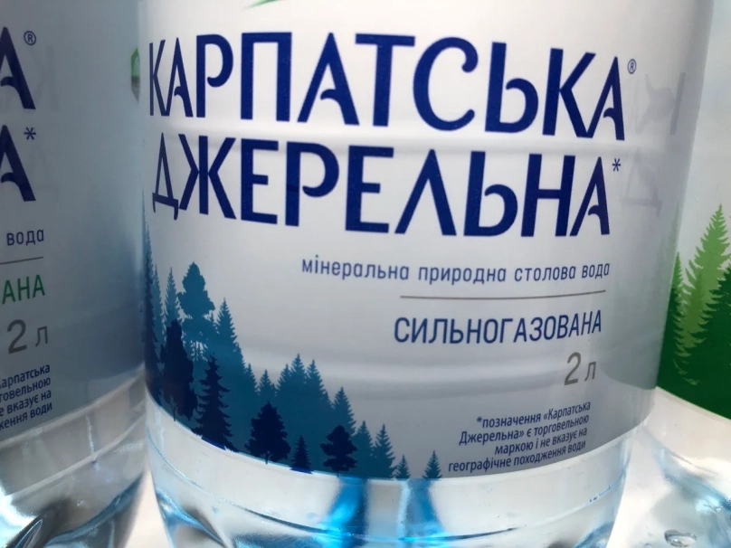 Нова етикетка води "Карпатська джерельна" (фото – Віра Касіян / LIGA.net)