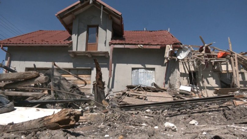 Пошкоджений внаслідок ракетного удару березня 2023 року будинок у Золочеві. Фото: «Суспільне»