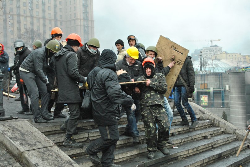 Розстріл на Майдані 20 лютого 2014 року. На ношах несуть загиблого Героя Небесної сотн Ігоря Костенка. Фото Миколи Василечка