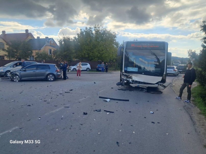 Через ДТП у Зимній Воді госпіталізували пасажирів маршрутного автобуса – 01