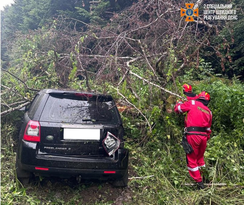 На Львівщині через сильний дощ авто знесло з траси – 01