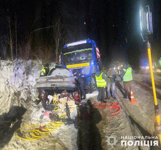 У ДТП з вантажівкою на Золочівщині загинула 41-річна водійка – 01