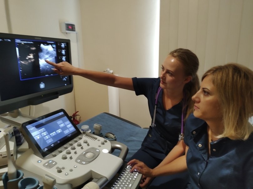 Медики ЗУСДМЦ проводять ультразвукову контрастно-підсилену мікційну цистографію. Фото: ЗУСДМЦ