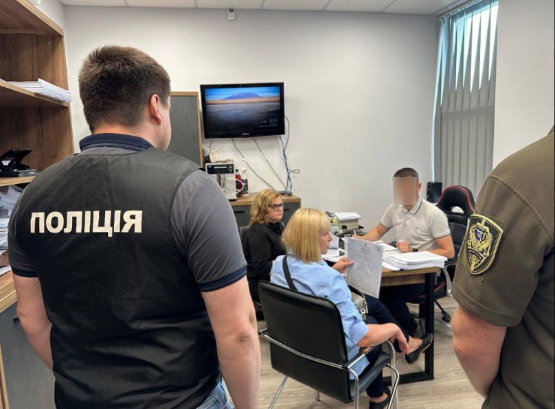 Керівника «Рембуду» та двох чиновниць ЛМР підозрюють у розкраданні грошей на ремонті зруйнованих будинків – 01