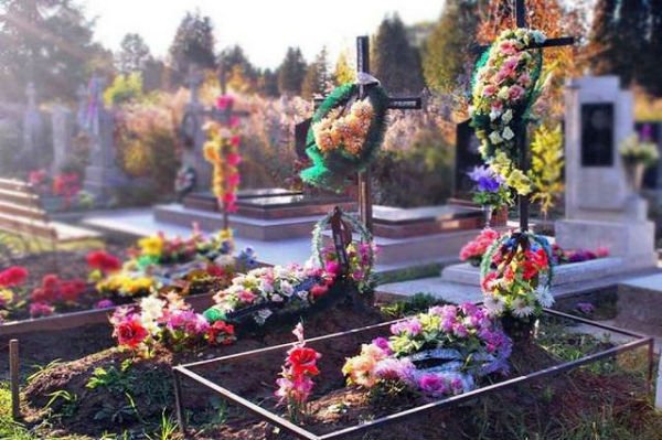 Штучні квіти на цвинтарі. Фото: Лебединська міська рада