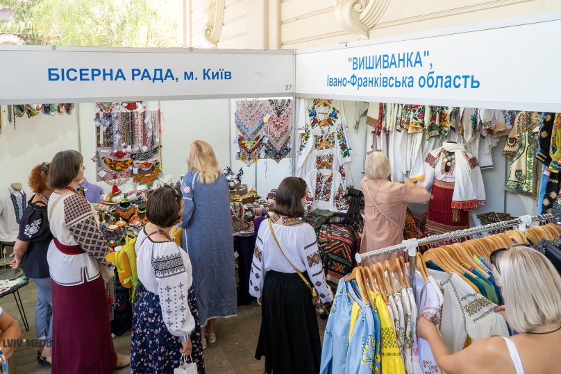 Ярмарок відбувається на подвір’ї Палацу мистецтв