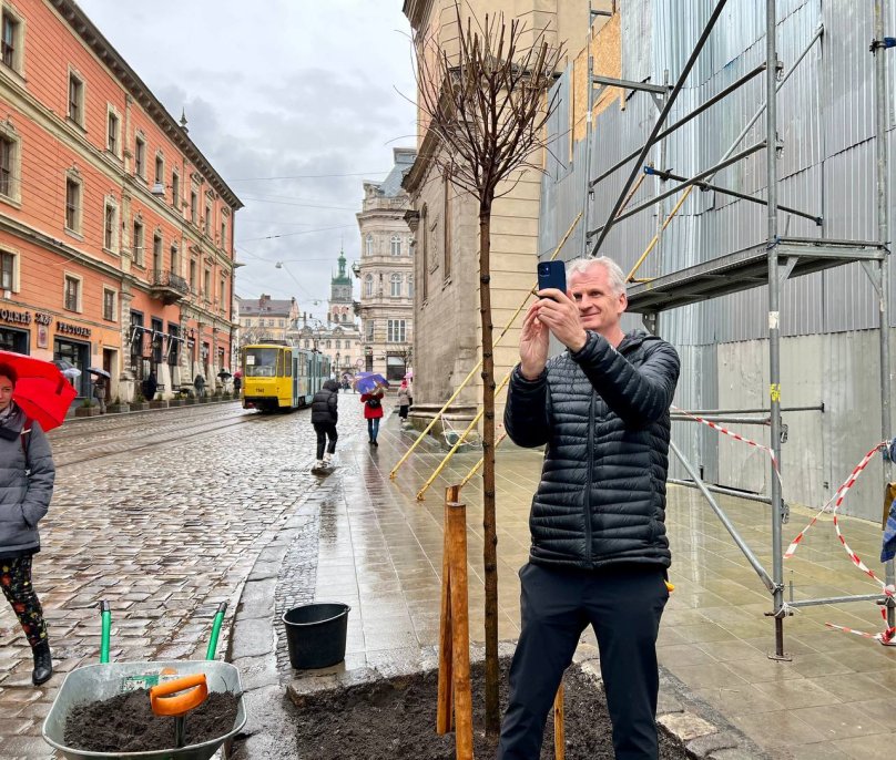Снайдер фотографується біля щойно посадженого ним дерева на площі Ринок у Львові. Фото: Андрій Садовий