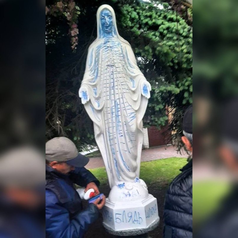 Поліція покарала 48-річного львів’янина за написані матюки на статуї Божої Матері – 01