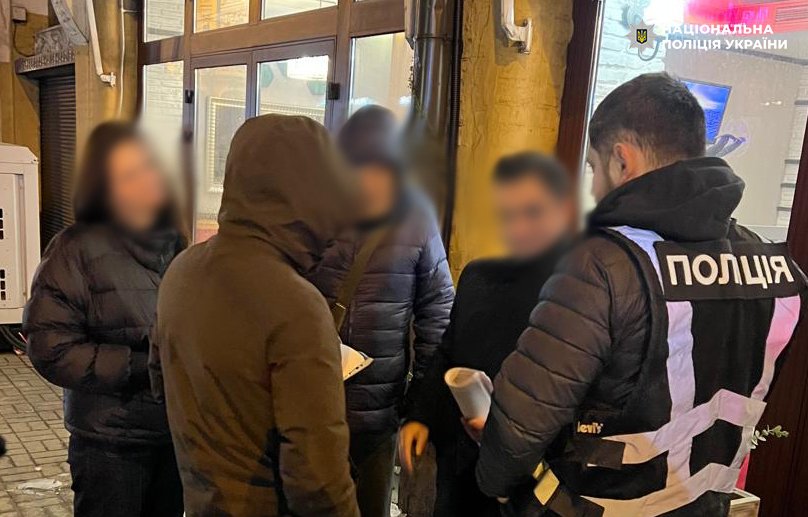 На Львівщині чоловік за 1000 доларів обіцяв іноземцю продовжити посвідку на проживання – 01