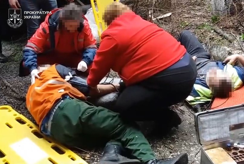 Комунальники у Бродах впали з 8-метрової висоти: двом посадовцям оголосили підозру – 01