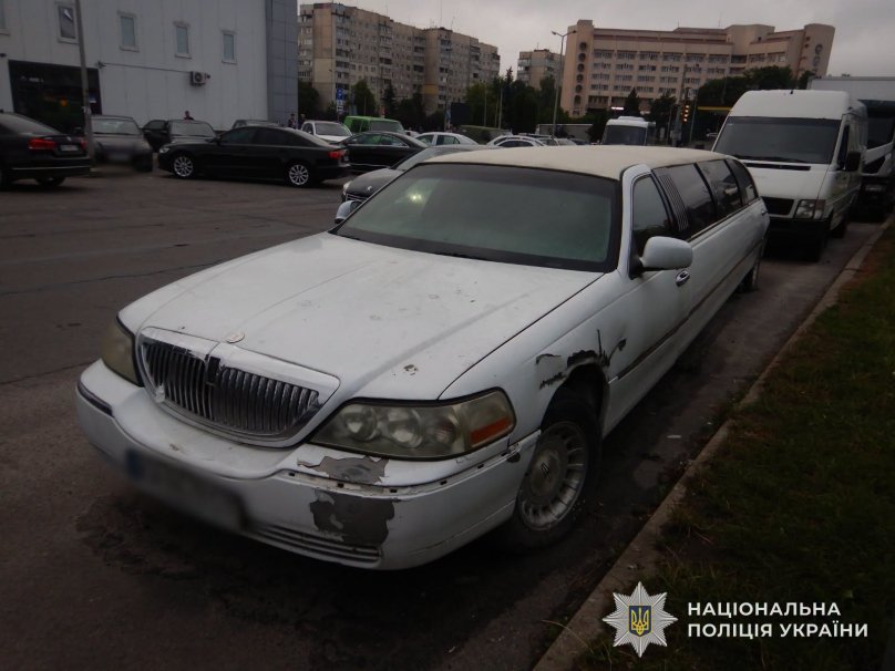 Лімузин у якому знайшли тіло чоловіка
